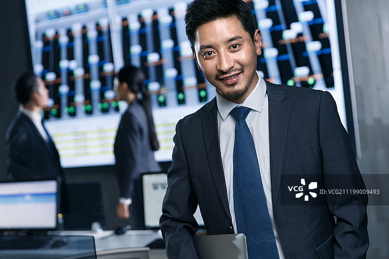 商务人士在监控室图片素材