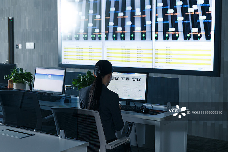 商务女性在使用电脑图片素材