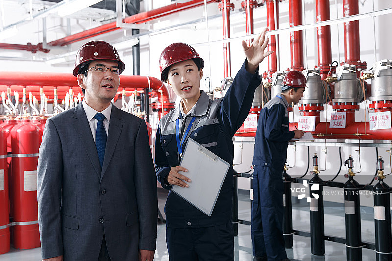 技术人员在工厂消防室检查图片素材