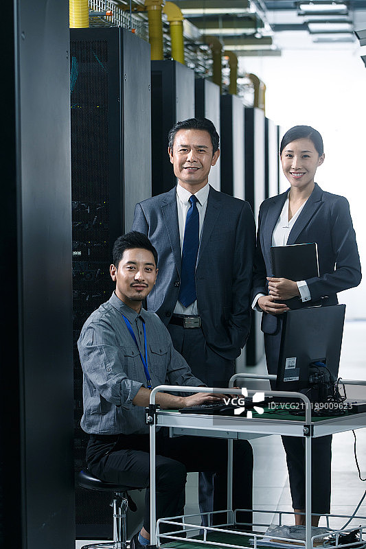 技术人员在机房检查维修图片素材