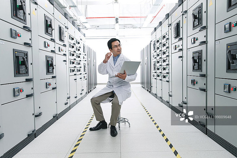 技术人员在电压室里工作图片素材