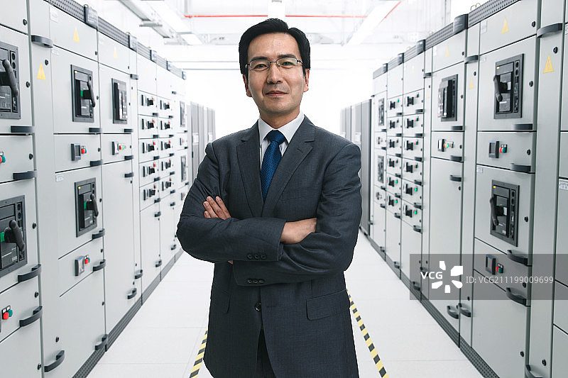 商务男士在电压室里视察工作图片素材