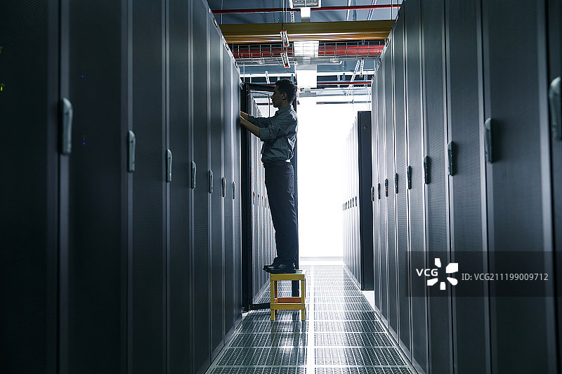 技术人员在机房检查维修图片素材