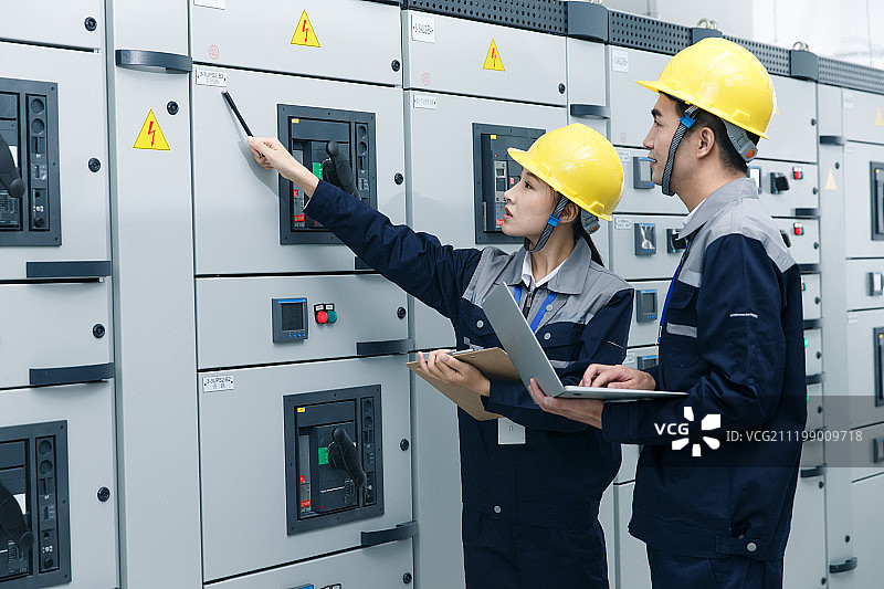 技术人员在工厂里工作图片素材