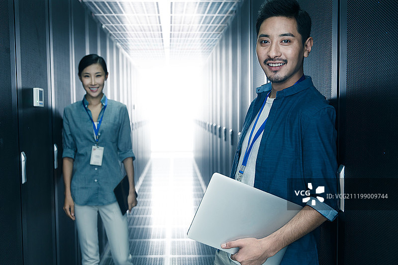 技术人员在机房检查维修图片素材