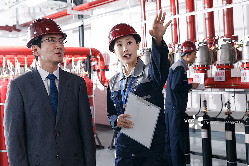 技术人员在工厂消防室检查图片素材