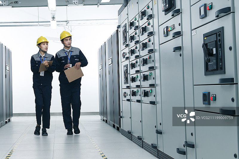 技术人员在工厂里工作图片素材