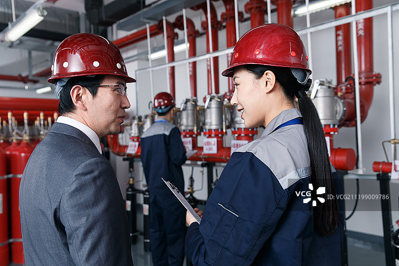 技术人员在工厂消防室检查图片素材