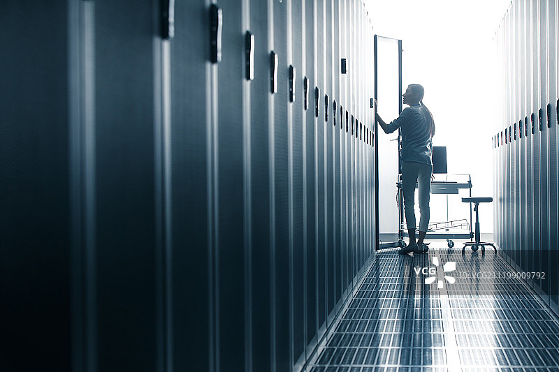 技术人员在机房检查维修图片素材