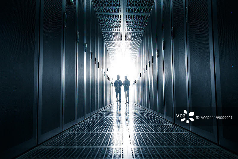 技术人员在机房检查维修图片素材