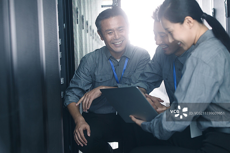 技术人员在机房检查维修图片素材