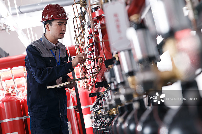 技术人员在工厂消防室检查图片素材