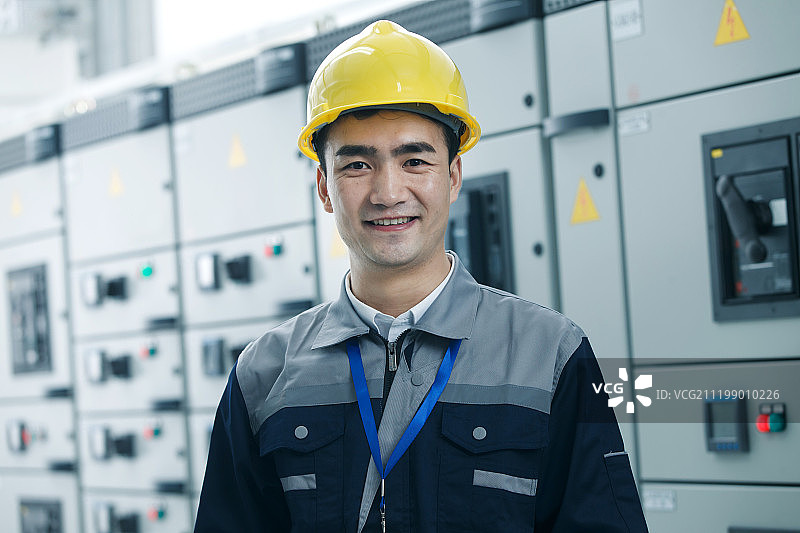 技术人员在工厂里工作图片素材