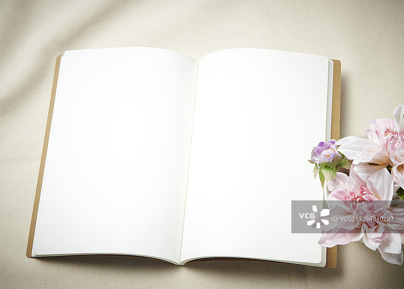 花和笔记本摄影图片素材