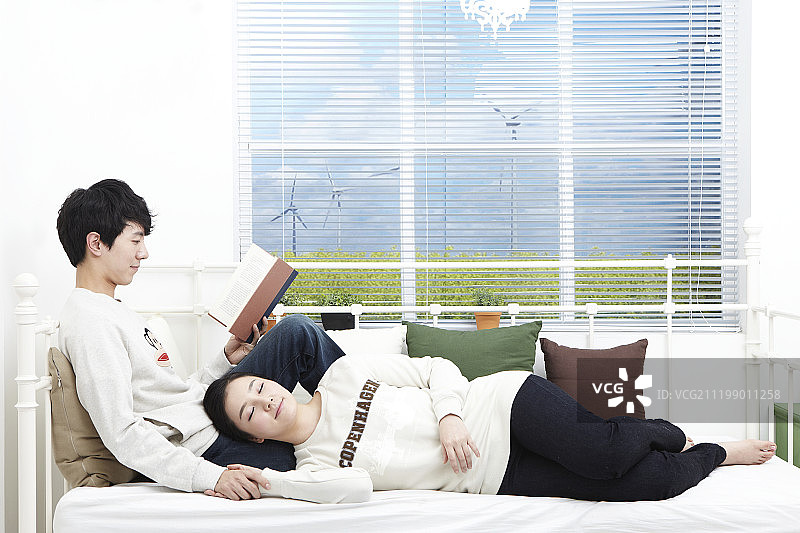 新婚夫妇沙发阅读摄影图片素材