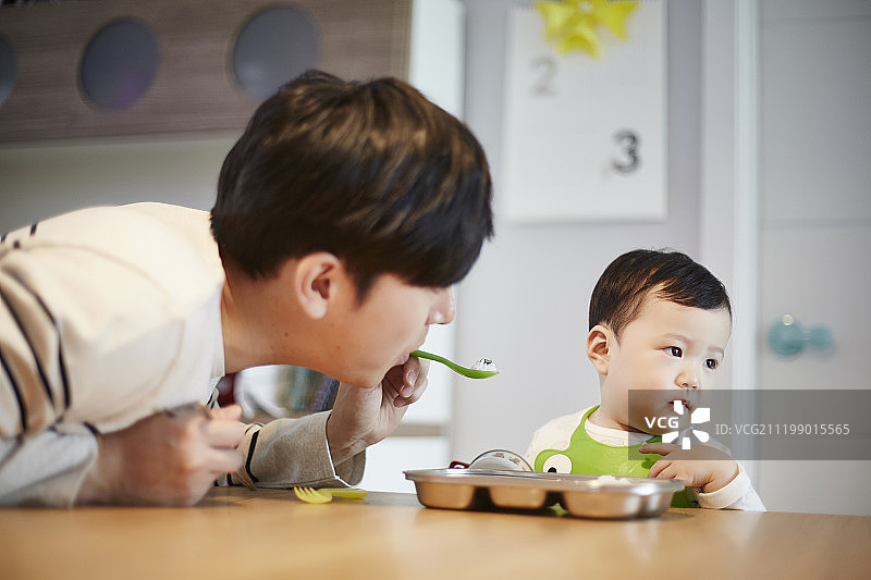 男人喂宝宝图片素材