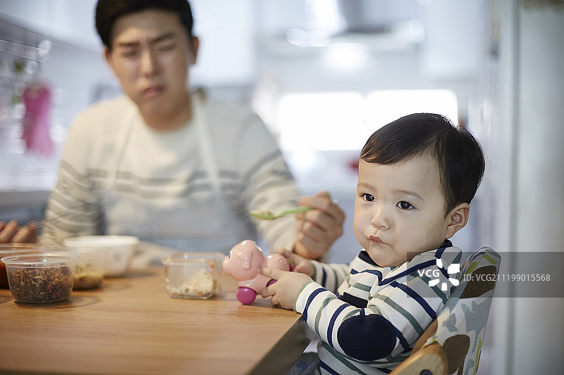 男人喂宝宝图片素材