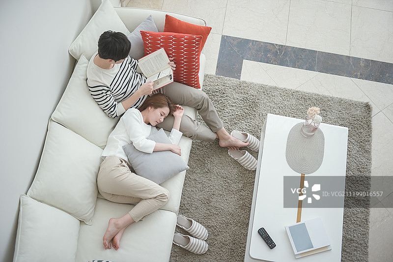 新婚夫妇在沙发上看书的摄影作品图片素材