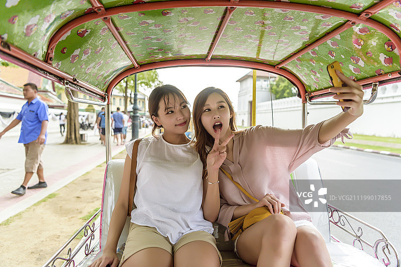 两位女士在泰国乘坐巴士旅游的摄影作品图片素材