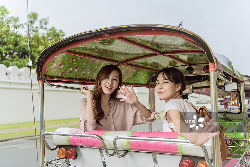 两位女士在泰国乘坐巴士旅游的摄影作品图片素材