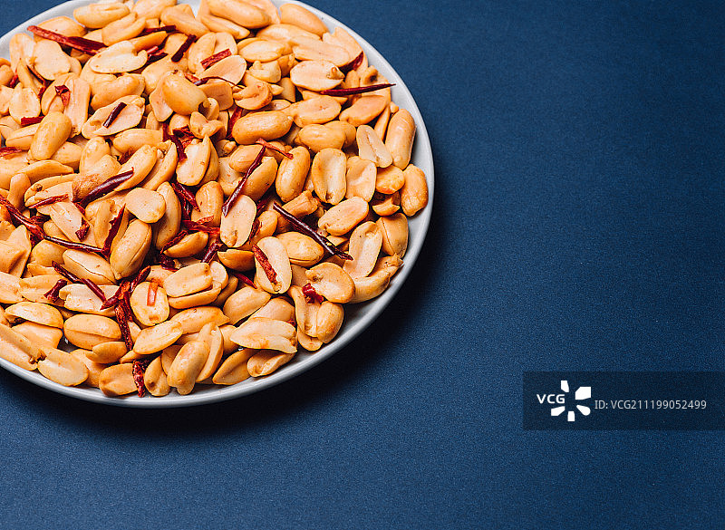 麻辣花生简单蓝色背景清新可口图片素材