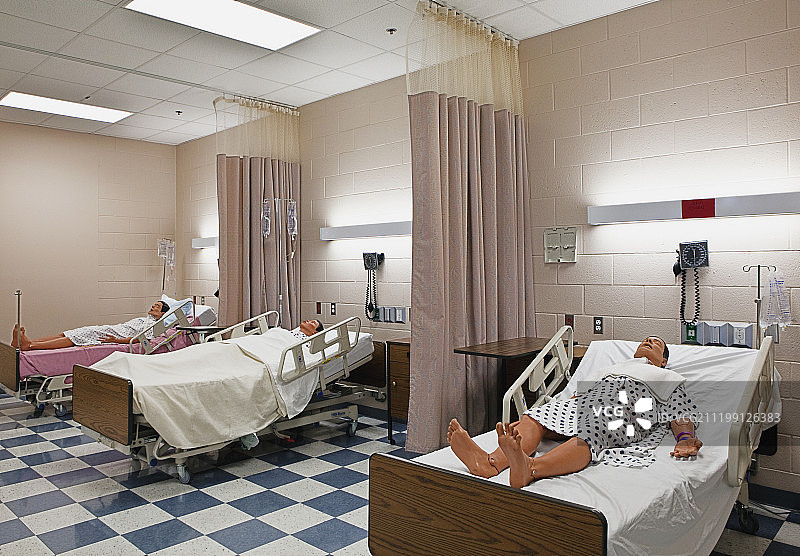 躺在病床上的假病人图片素材