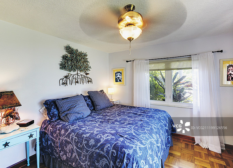 带有花丝设计的床图片素材