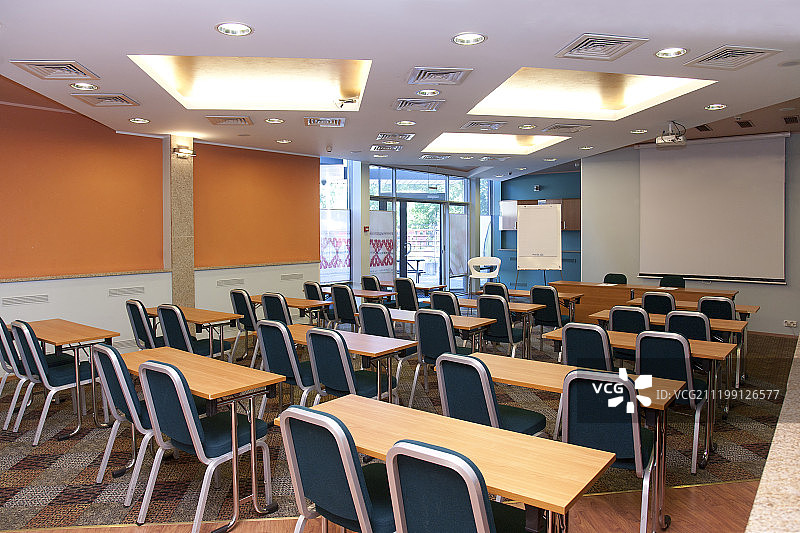 空教室里的桌椅图片素材
