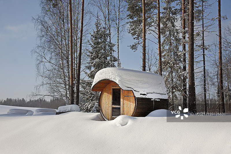 雪地里的圆形桶式桑拿房图片素材