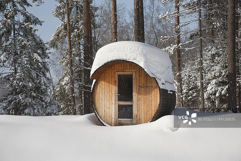 雪地里的圆形桶式桑拿房图片素材