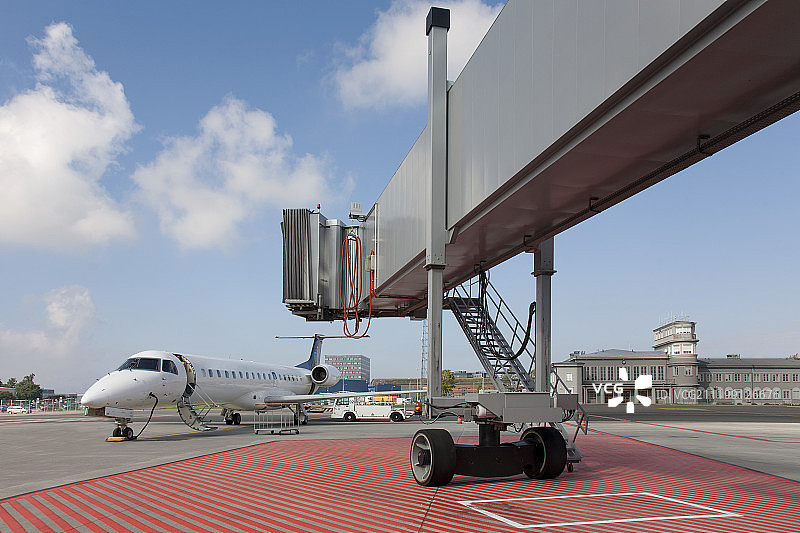 通往停机飞机的登机桥图片素材