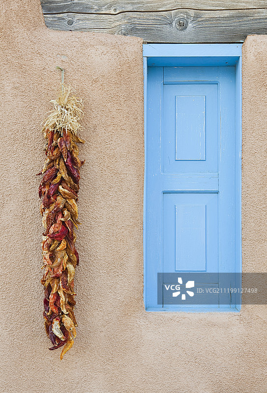 有辣椒的蓝色窗户图片素材