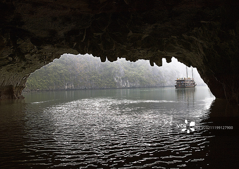 从洞穴入口看到的中国游船图片素材