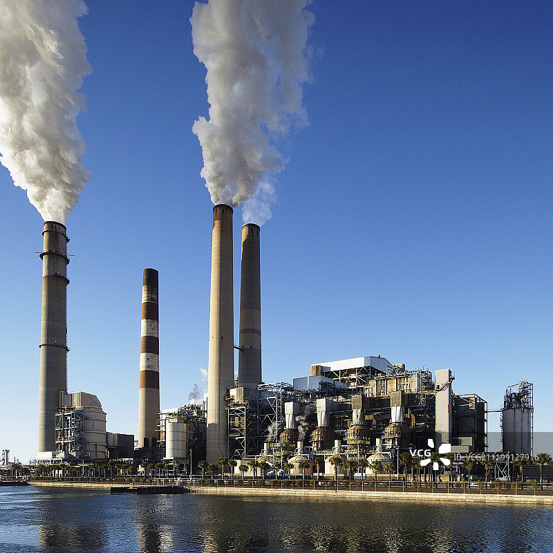 烟囱冒出的烟雾图片素材