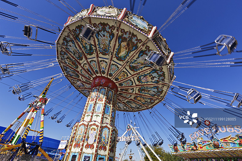 游乐场里的旋转飞椅图片素材