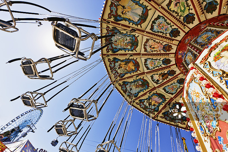 游乐场里的旋转飞椅图片素材