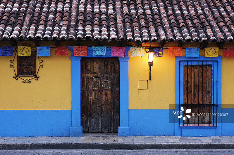 色彩鲜艳的殖民时期建筑图片素材