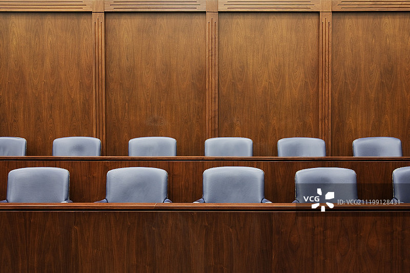 陪审团席位上的空椅子图片素材
