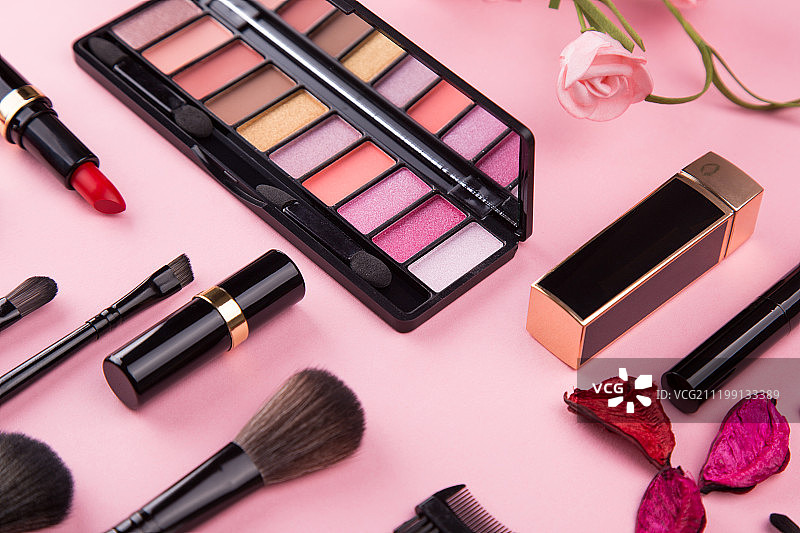 粉色背景下的化妆用品图片素材