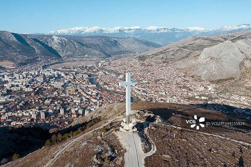 波黑航拍山顶十字架图片素材