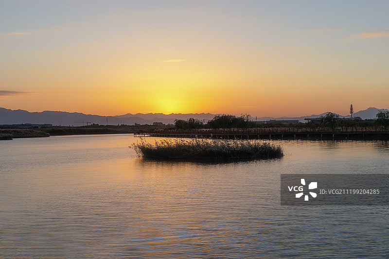 张掖国家湿地公园，芦苇，日落，湖水图片素材
