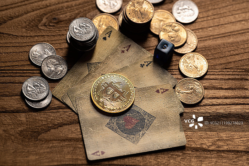 桌子上的扑克牌和硬币图片素材