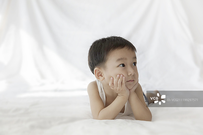 躺在床上的小宝宝图片素材