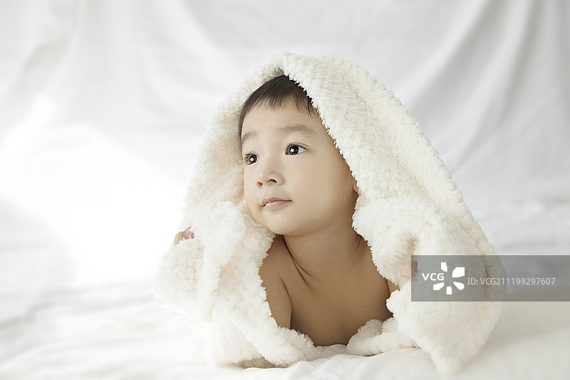 躺在床上的小宝宝图片素材