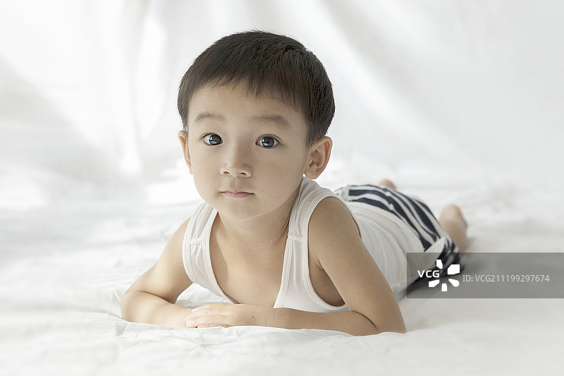 躺在床上的小宝宝图片素材