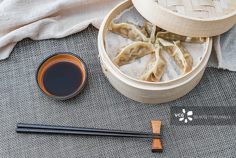 低角度拍摄一笼中国传统美食蒸饺图片素材