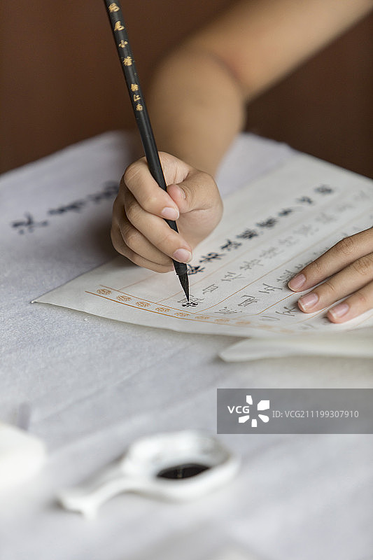 毛笔书写佛经图片素材