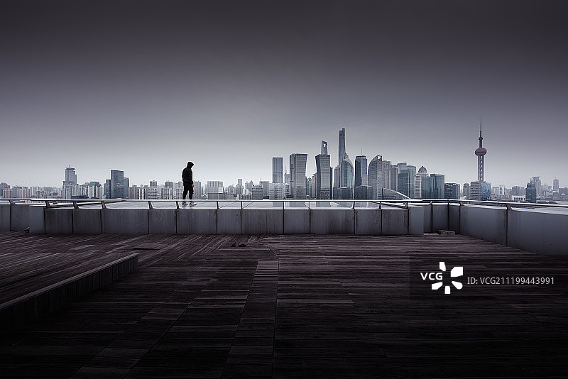 一个人一座城从平台眺望上海浦东陆家嘴地标建筑群图片素材
