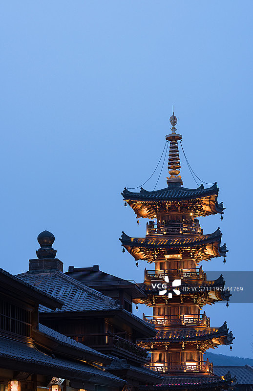 拈花湾禅意小镇的宝塔夜景图片素材