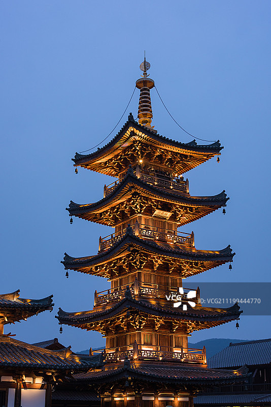 拈花湾禅意小镇的宝塔夜景图片素材